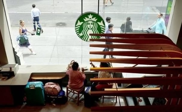 Từng có thời kỳ 2 cửa hàng nằm đối diện nhau trên một con phố, Starbucks nay phải đóng hàng trăm địa điểm: Khó khăn bủa vây ông lớn ngành cà phê- Ảnh 2.