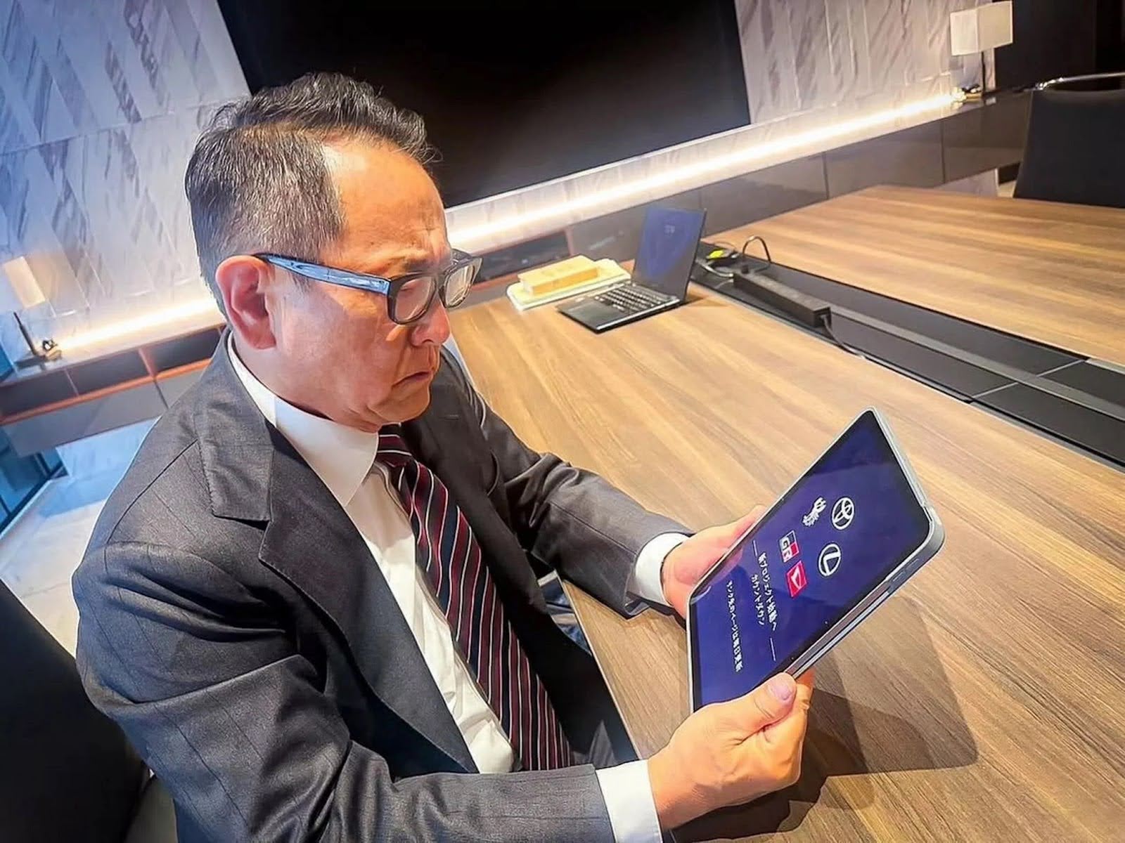 Toyota bất ngờ chơi lớn: Chuẩn bị tổng lực sản xuất xe hybrid tại Việt Nam, tung website b&iacute; ẩn v&agrave; kh&aacute;nh th&agrave;nh th&agrave;nh phố th&ocirc;ng minh- Ảnh 1.