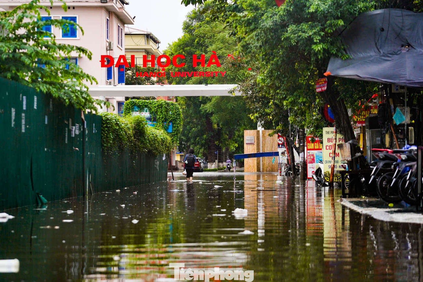 Hà Nội mưa xối xả, nhiều tuyến phố thành 'biển nước'- Ảnh 14.