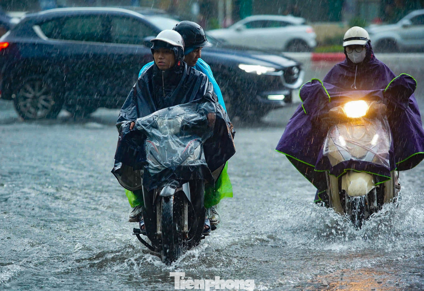 Hà Nội mưa xối xả, nhiều tuyến phố thành 'biển nước'- Ảnh 2.