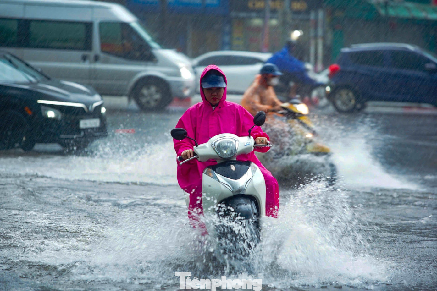Hà Nội mưa xối xả, nhiều tuyến phố thành 'biển nước'- Ảnh 3.