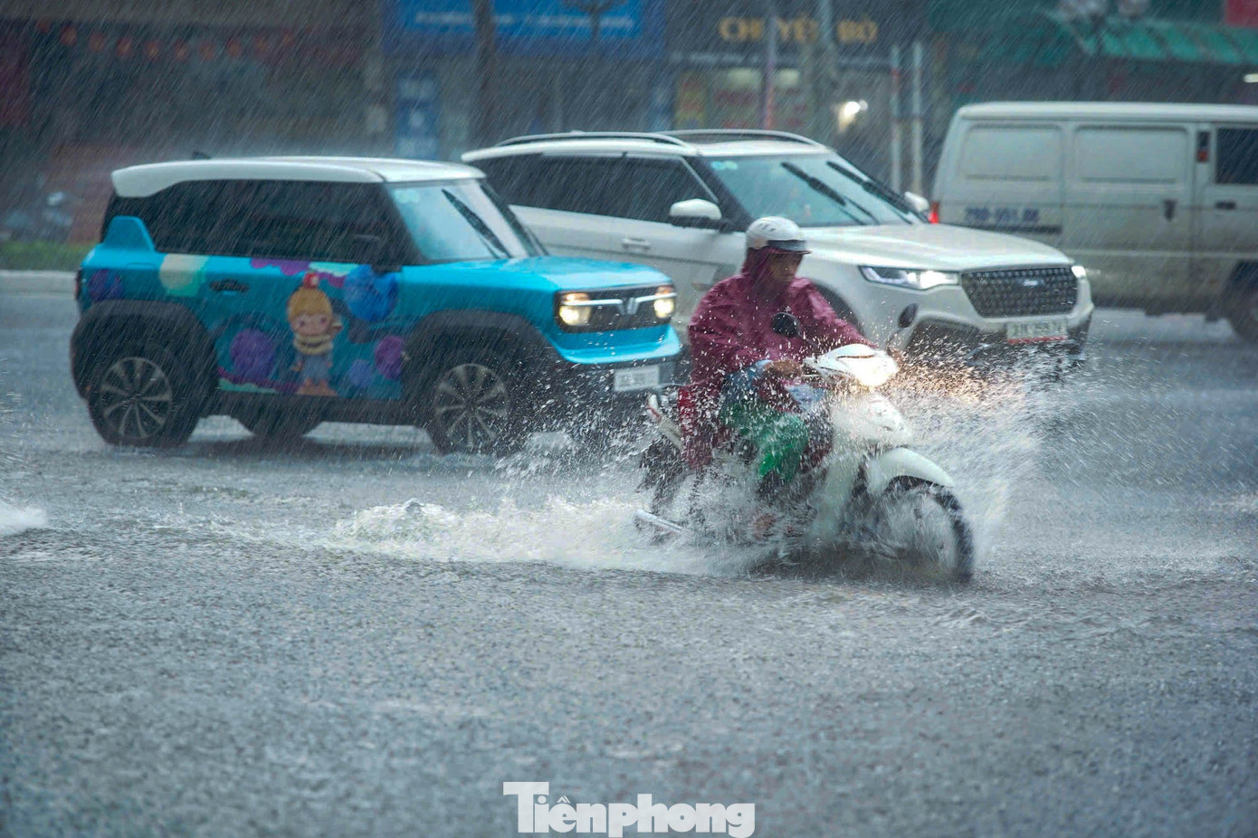 Hà Nội mưa xối xả, nhiều tuyến phố thành 'biển nước'- Ảnh 17.