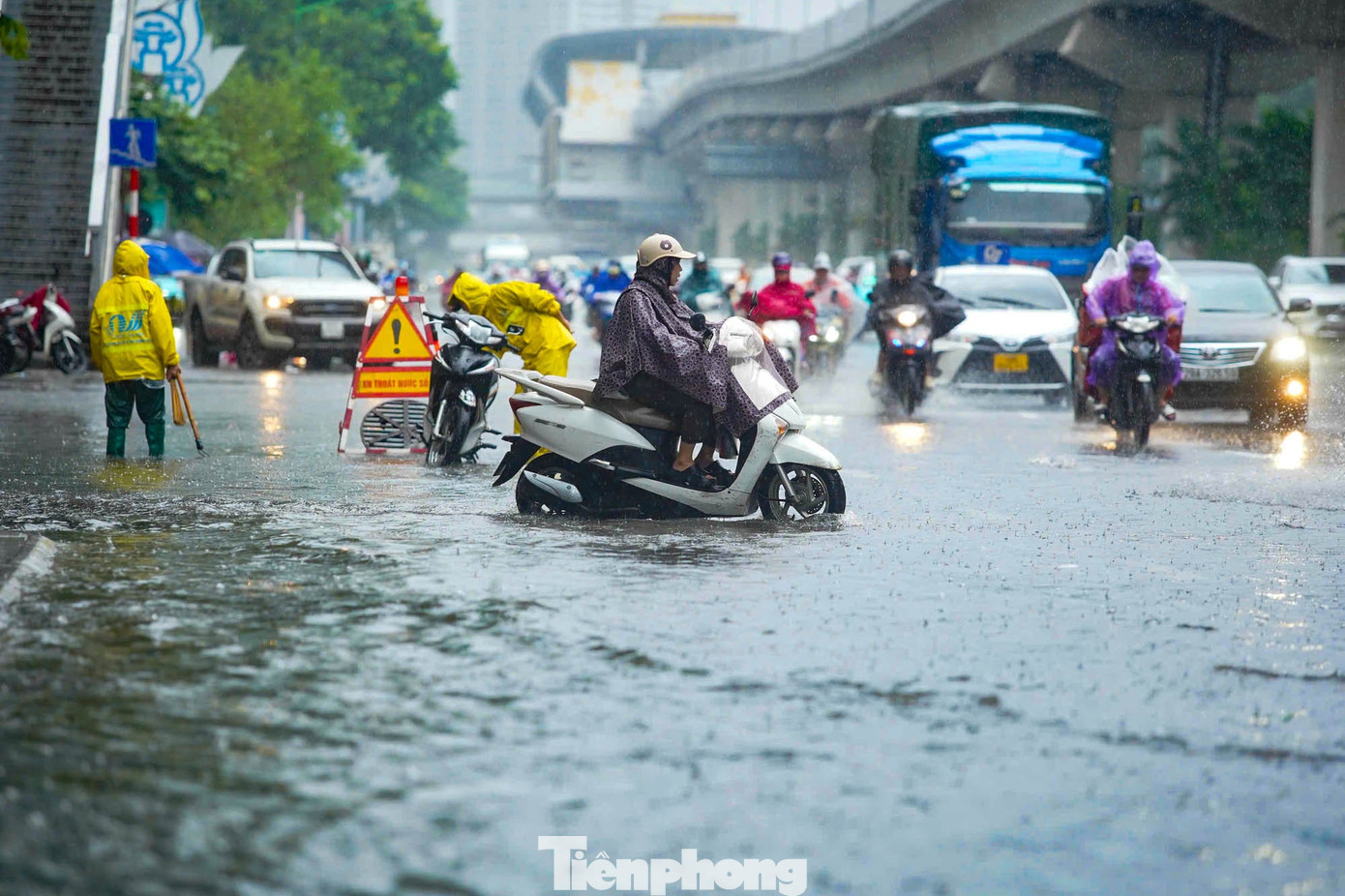 Hà Nội mưa xối xả, nhiều tuyến phố thành 'biển nước'- Ảnh 5.