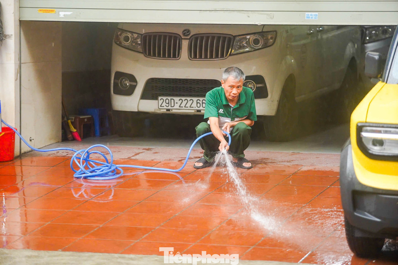 Hà Nội mưa xối xả, nhiều tuyến phố thành 'biển nước'- Ảnh 16.