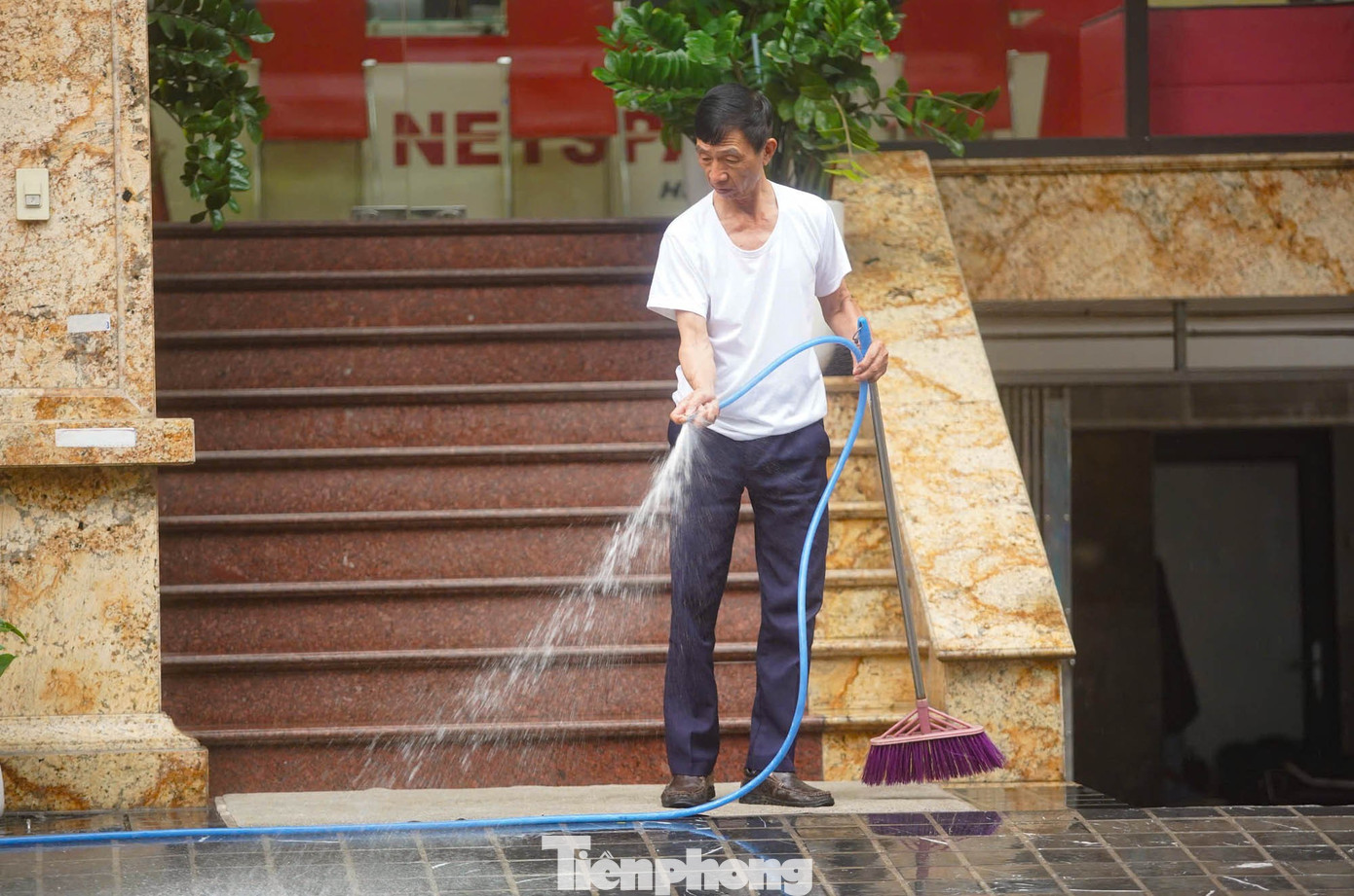 Hà Nội mưa xối xả, nhiều tuyến phố thành 'biển nước'- Ảnh 15.