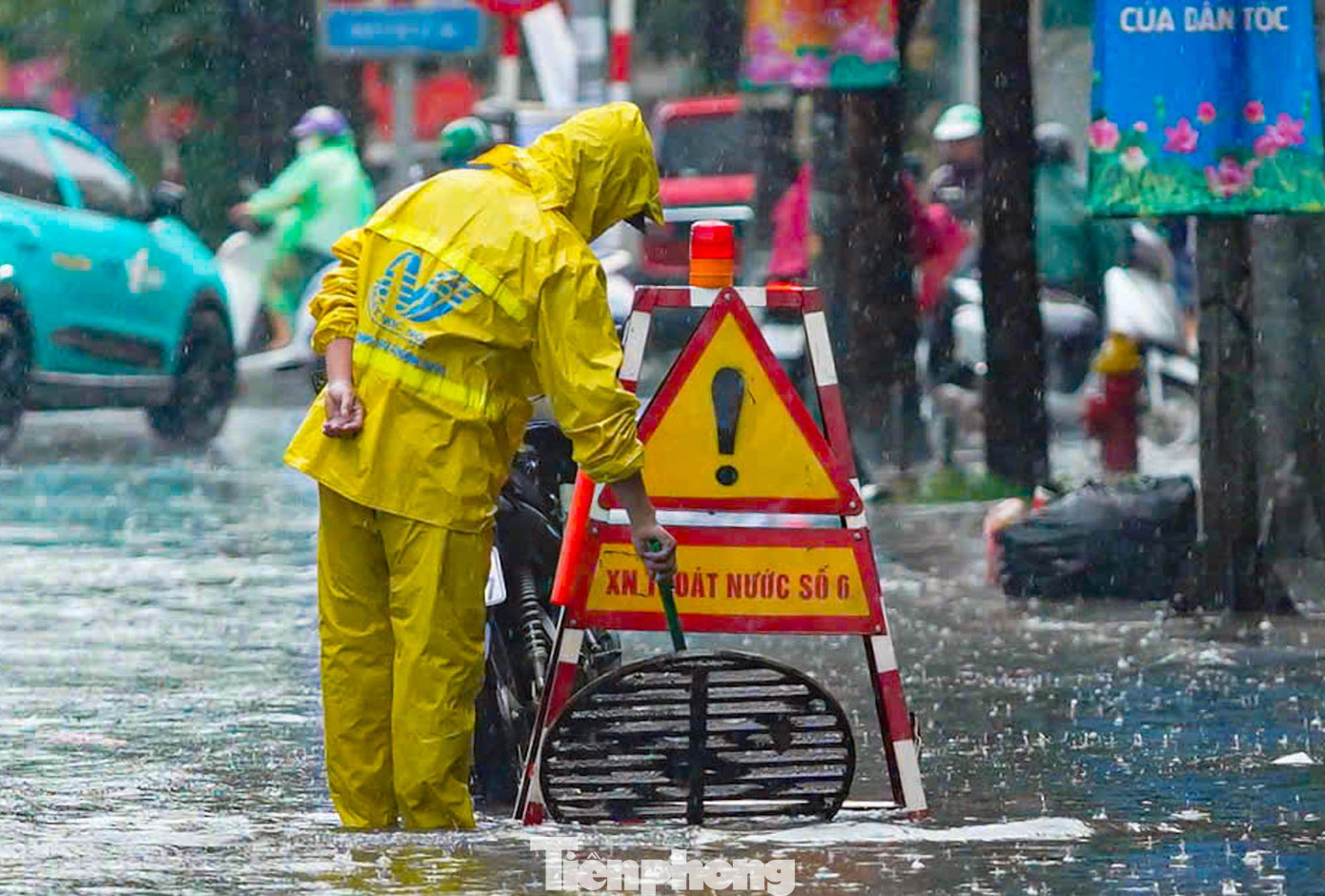 Hà Nội mưa xối xả, nhiều tuyến phố thành 'biển nước'- Ảnh 6.