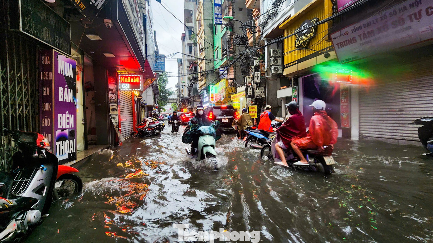 Hà Nội mưa xối xả, nhiều tuyến phố thành 'biển nước'- Ảnh 9.