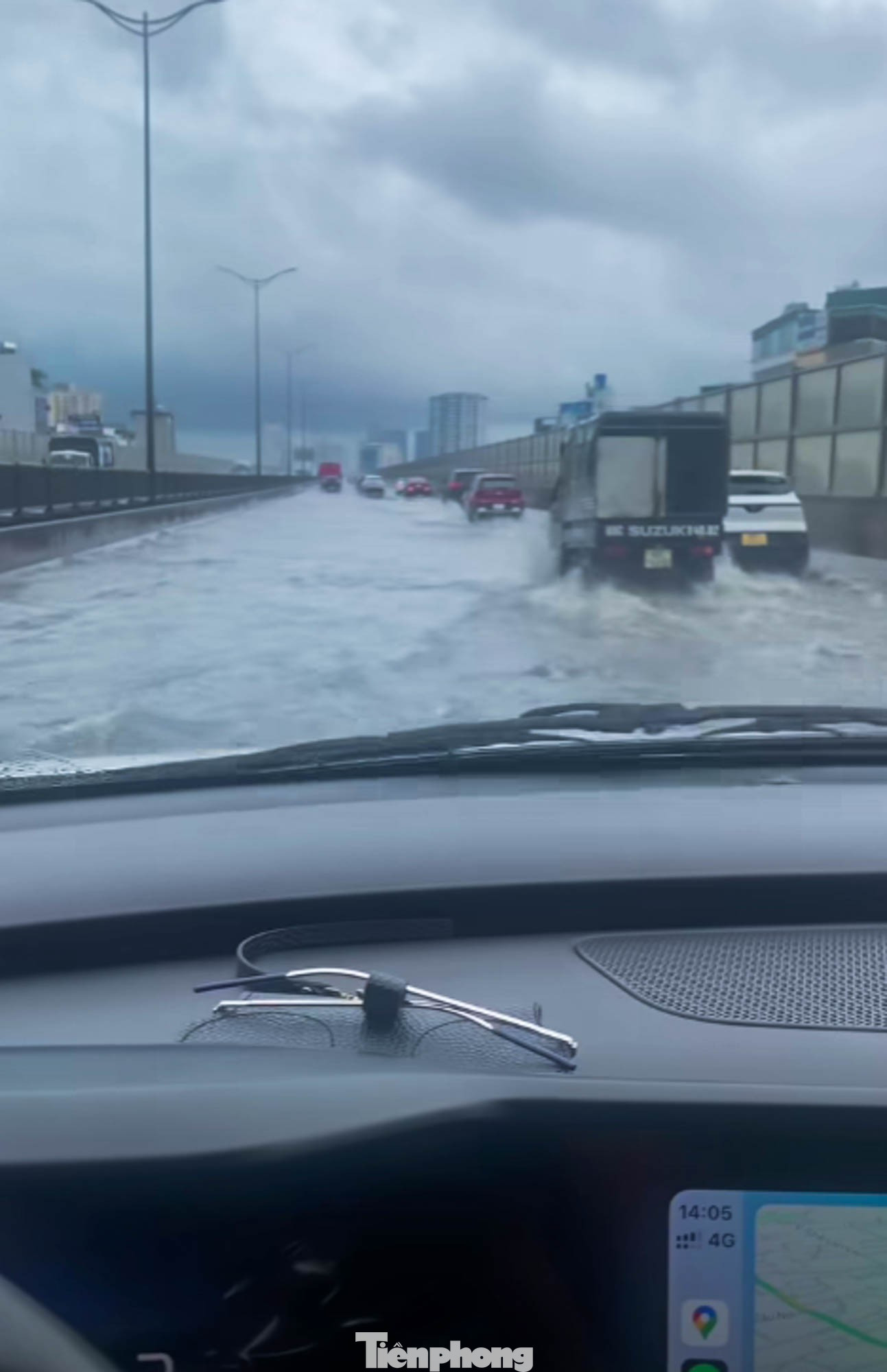 Hà Nội mưa xối xả, nhiều tuyến phố thành 'biển nước'- Ảnh 7.