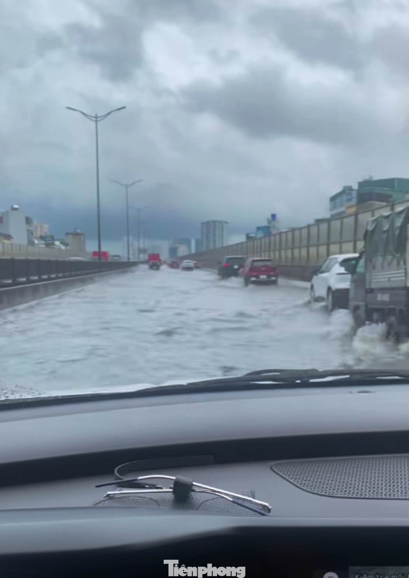 Hà Nội mưa xối xả, nhiều tuyến phố thành 'biển nước'- Ảnh 8.