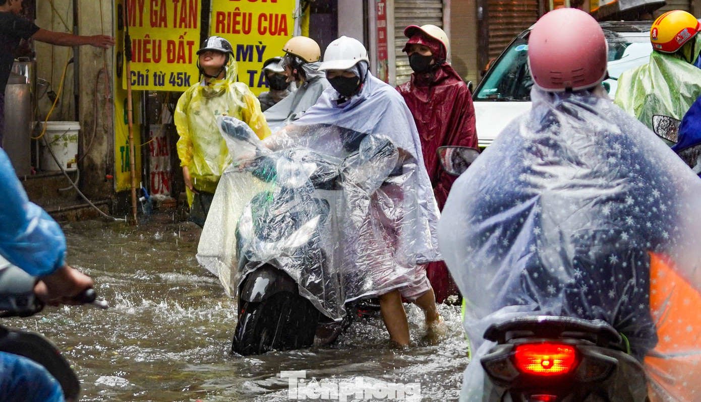 Hà Nội mưa xối xả, nhiều tuyến phố thành 'biển nước'- Ảnh 10.