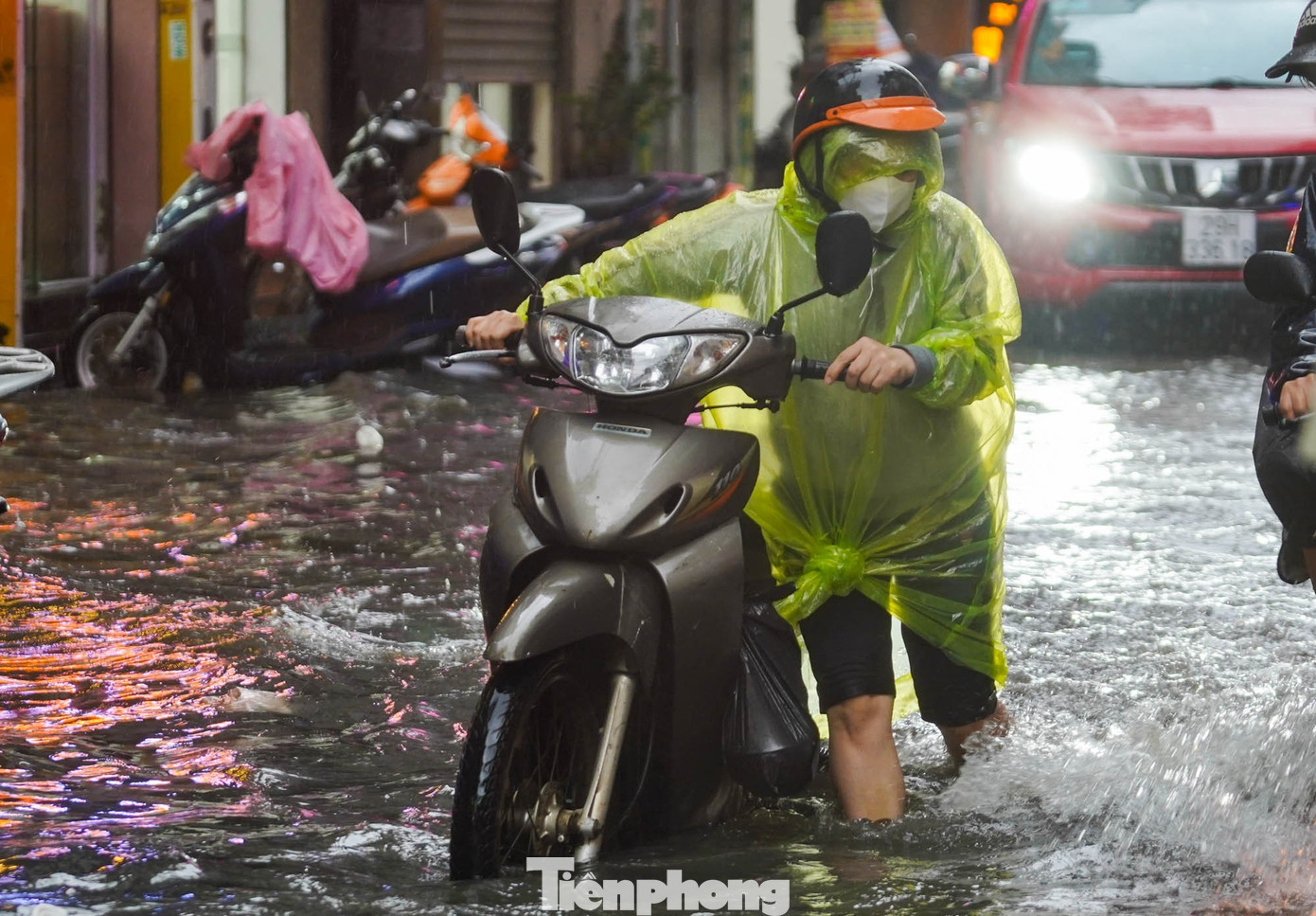 Hà Nội mưa xối xả, nhiều tuyến phố thành 'biển nước'- Ảnh 11.