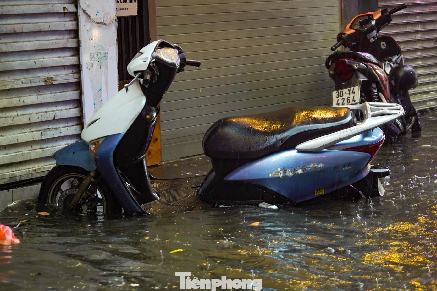 Hà Nội mưa xối xả, nhiều tuyến phố thành 'biển nước'- Ảnh 12.