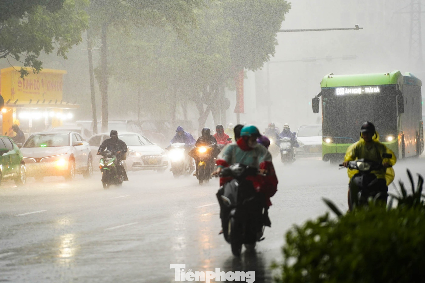 Hà Nội mưa xối xả, nhiều tuyến phố thành 'biển nước'- Ảnh 1.