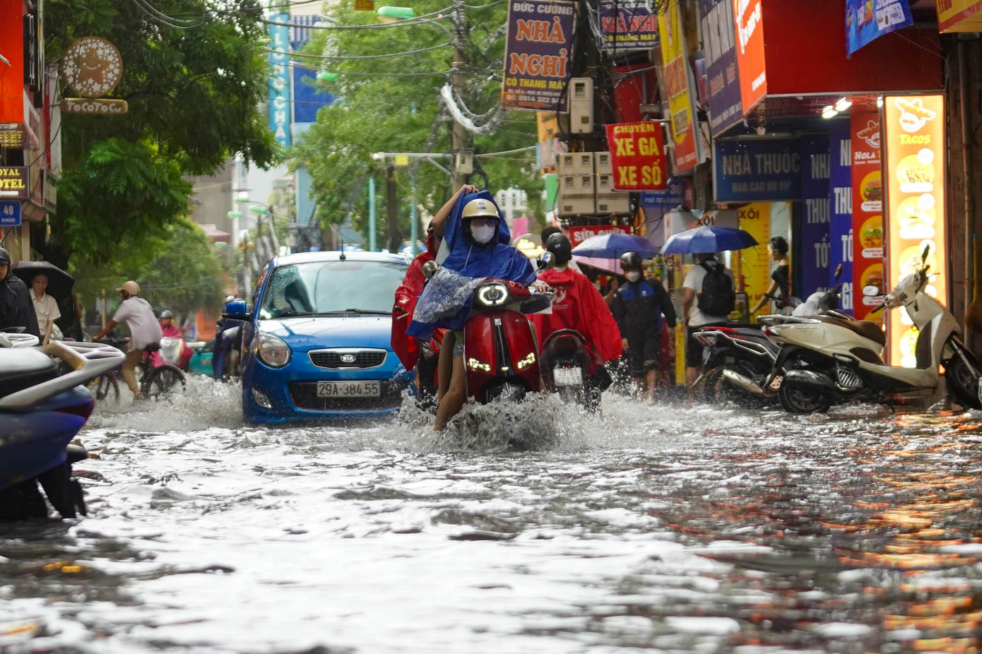 Hà Nội mưa xối xả, nhiều tuyến phố thành 'biển nước'- Ảnh 13.