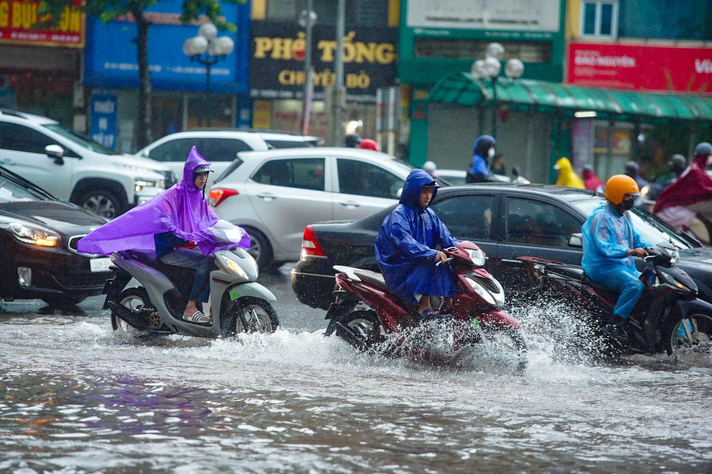 Hà Nội mưa xối xả, nhiều tuyến phố thành 'biển nước'- Ảnh 4.
