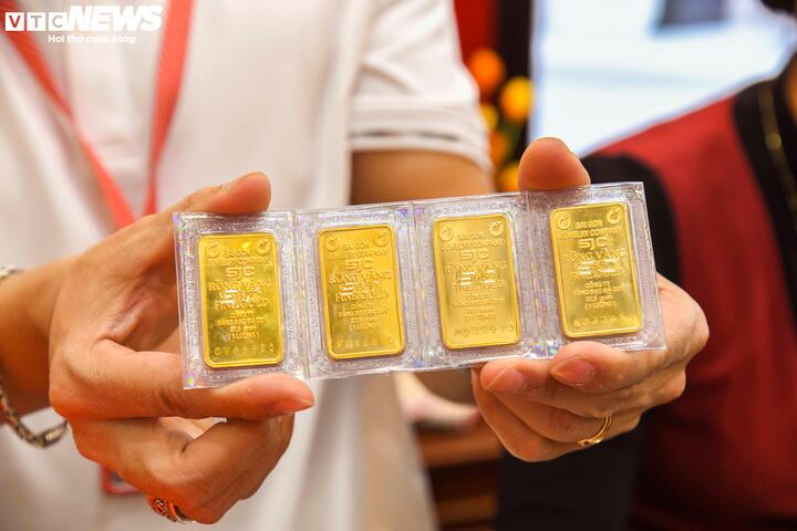 Vàng thế giới vượt 3.800 USD/ounce, trong nước lần đầu đạt 136 triệu đồng/lượng - Ảnh 1.