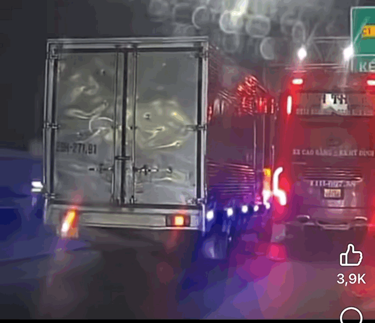 Tài xế xe khách chèn ép, chuyển làn gây nguy hiểm, va chạm với xe tải khai gì?- Ảnh 1. Tài xế xe khách chèn ép, chuyển làn gây nguy hiểm, va chạm với xe tải khai gì?- Ảnh 1.