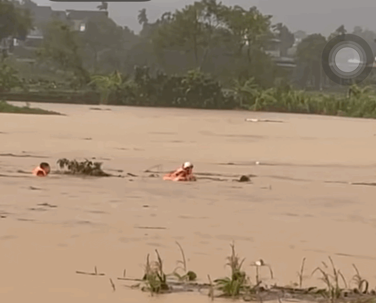 VIDEO: C&ocirc;ng an x&atilde; li&ecirc;n tiếp cứu c&aacute;c nạn nh&acirc;n giữa d&ograve;ng nước lũ- Ảnh 1.