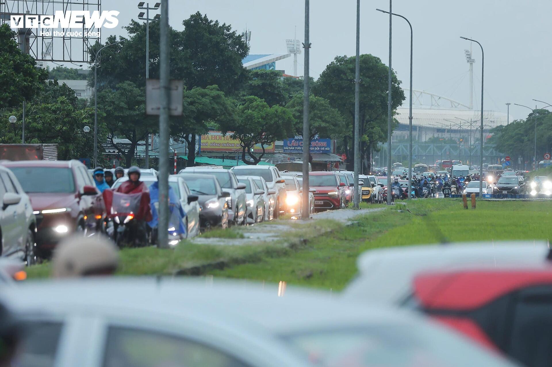 Đường phố Hà Nội kẹt cứng trong mưa bão Bualoi- Ảnh 9.