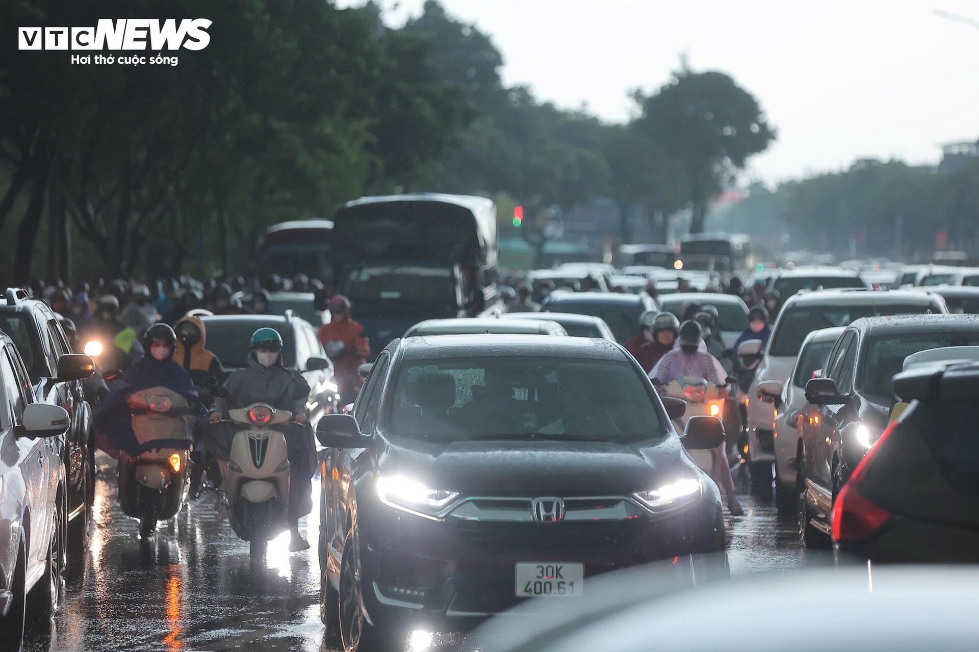 Đường phố Hà Nội kẹt cứng trong mưa bão Bualoi- Ảnh 10.