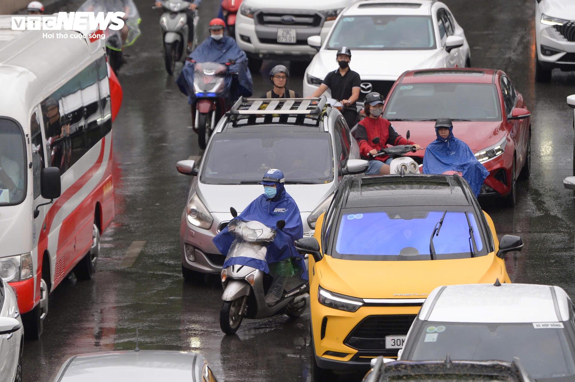 Đường phố Hà Nội kẹt cứng trong mưa bão Bualoi- Ảnh 7.