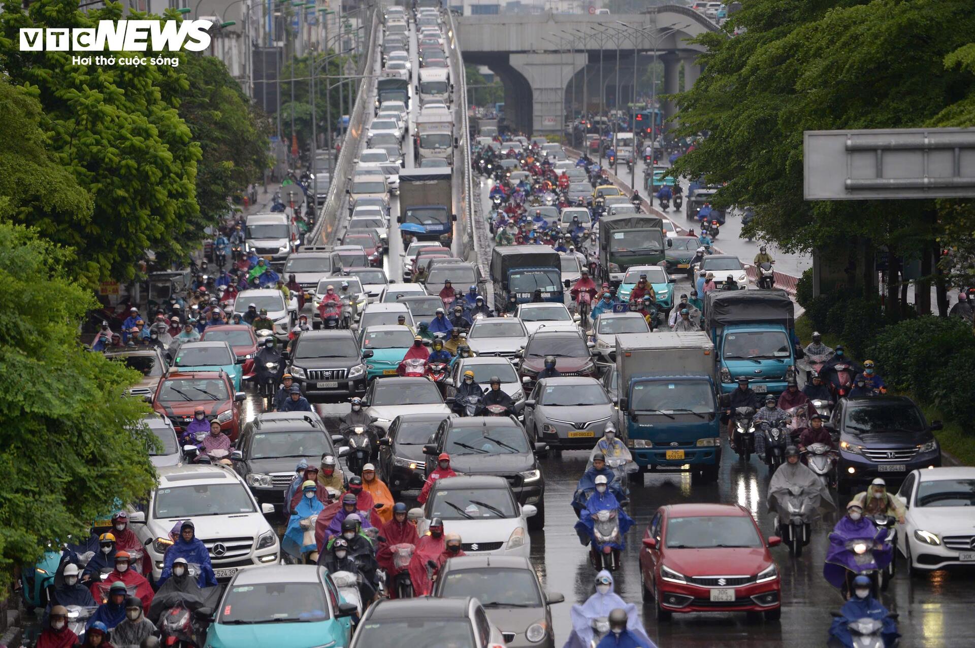 Đường phố Hà Nội kẹt cứng trong mưa bão Bualoi- Ảnh 5.