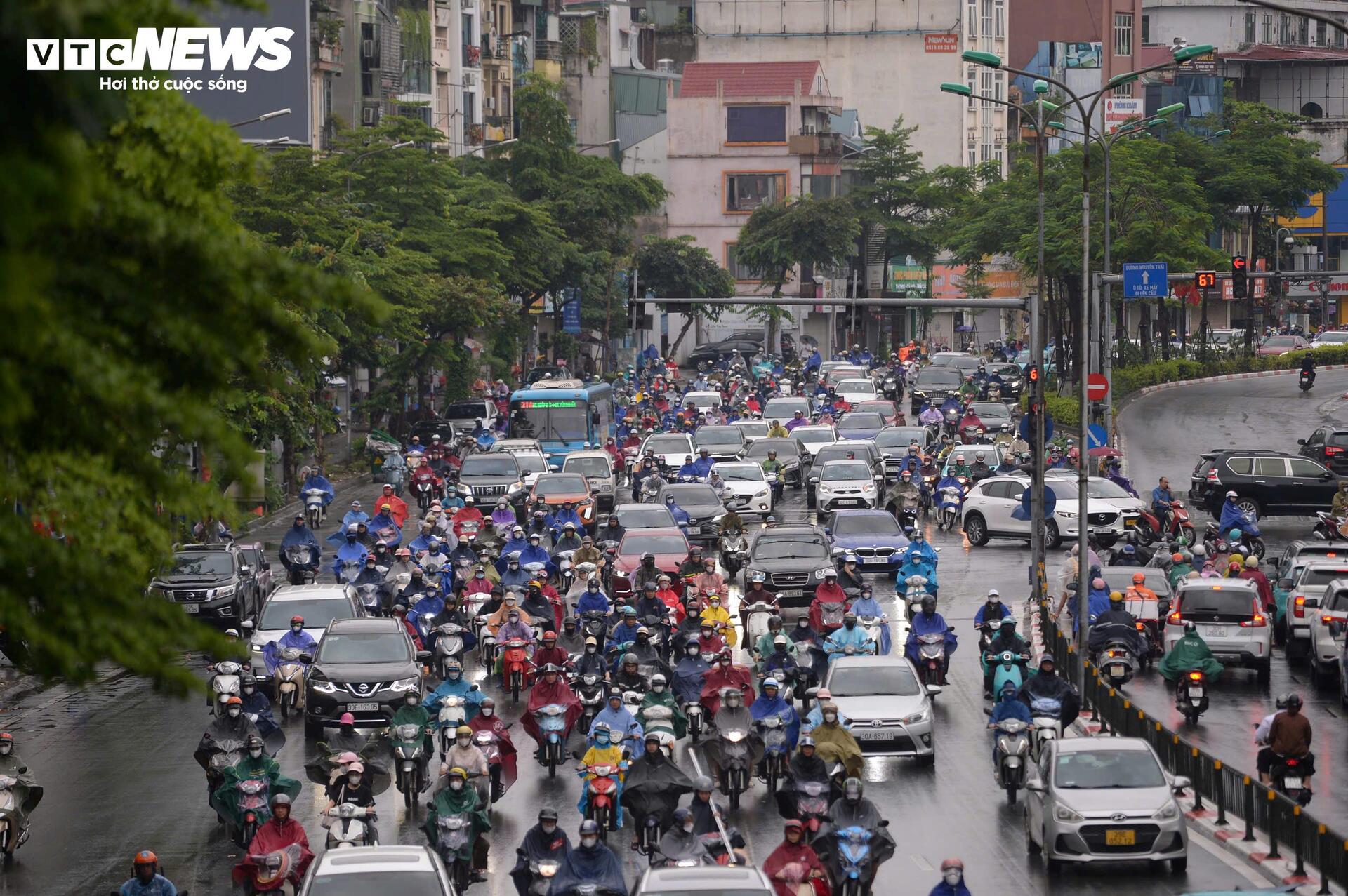 Đường phố Hà Nội kẹt cứng trong mưa bão Bualoi- Ảnh 6.