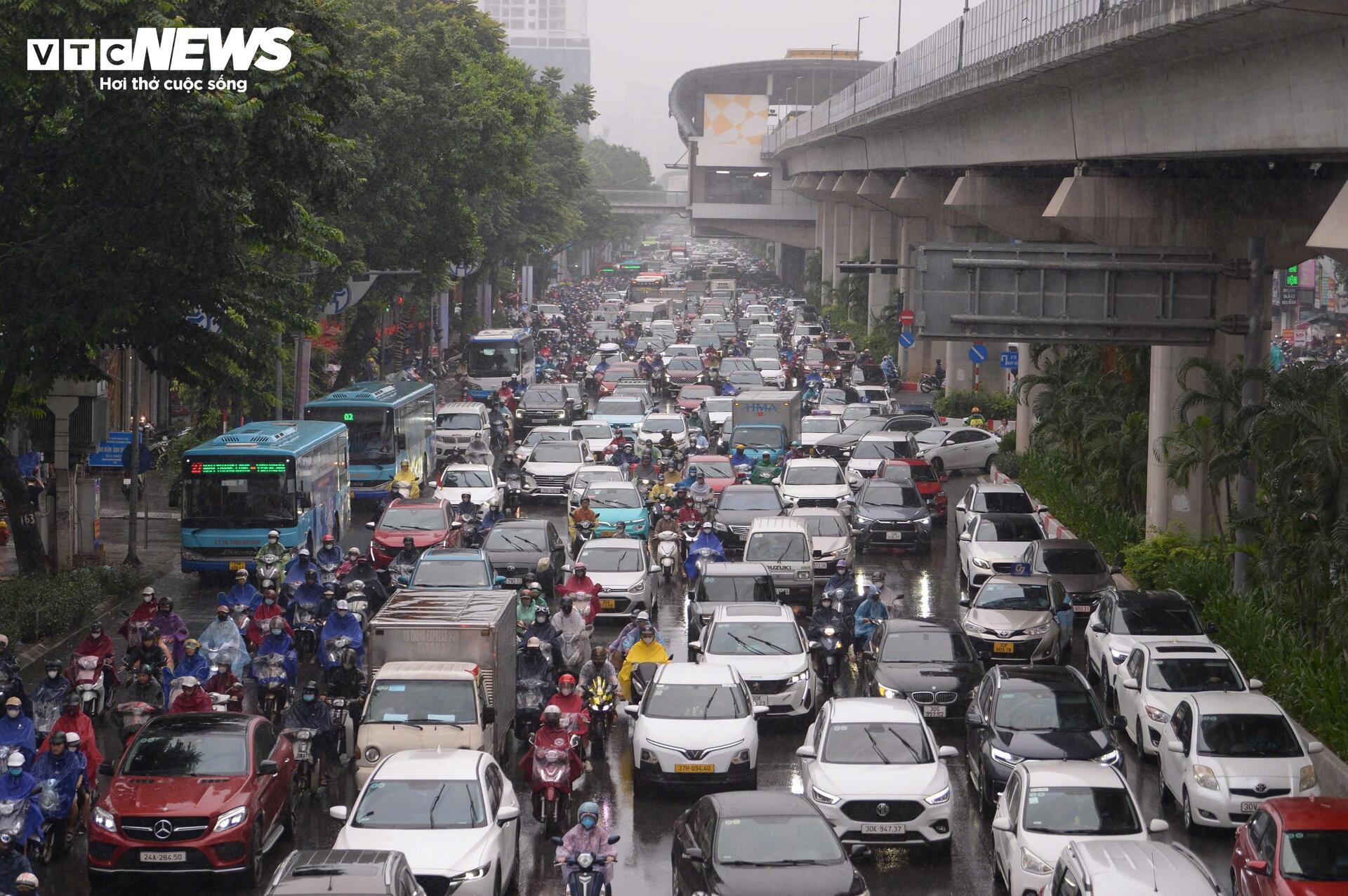 Đường phố Hà Nội kẹt cứng trong mưa bão Bualoi- Ảnh 1.