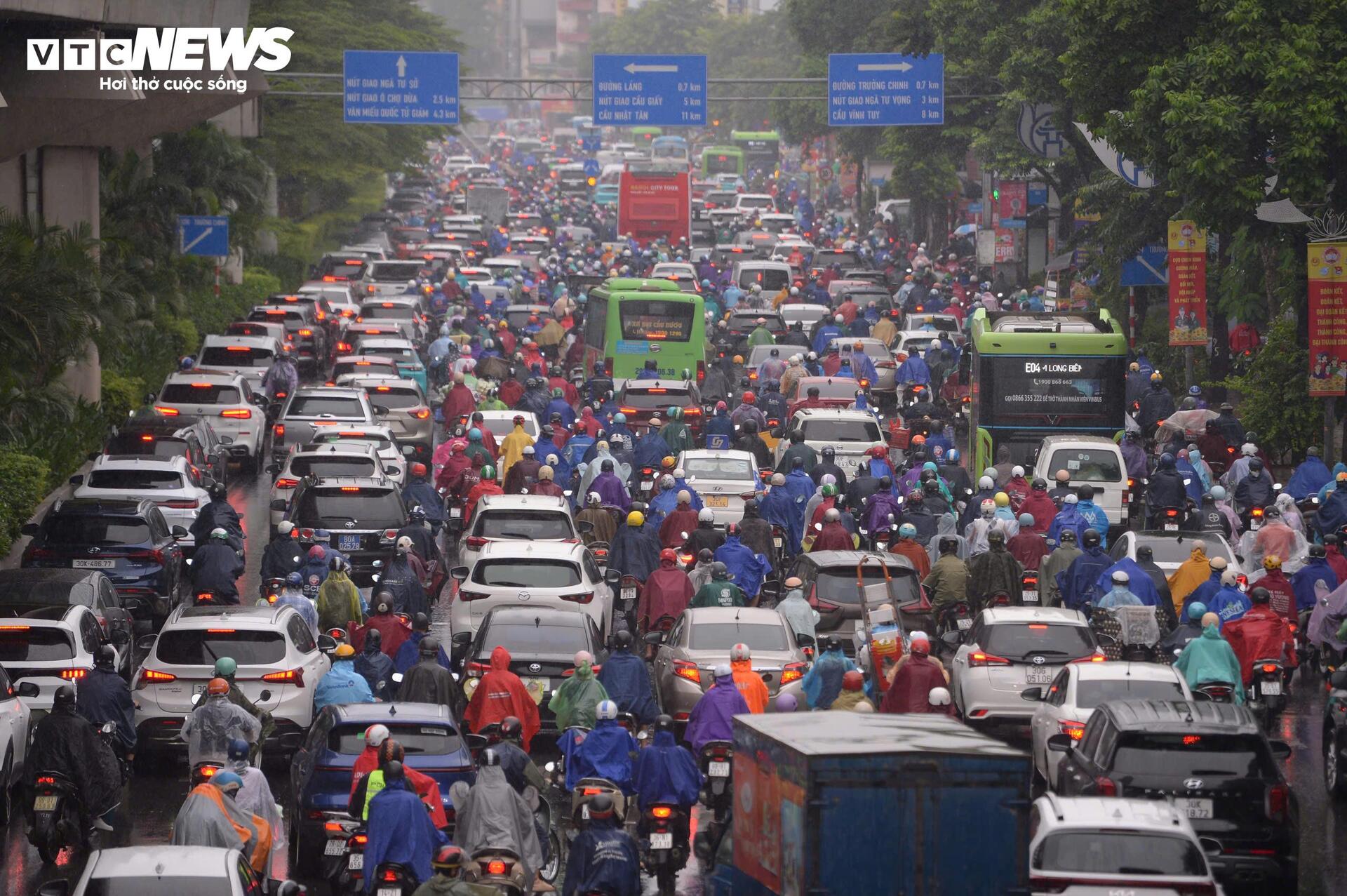 Đường phố Hà Nội kẹt cứng trong mưa bão Bualoi- Ảnh 2.