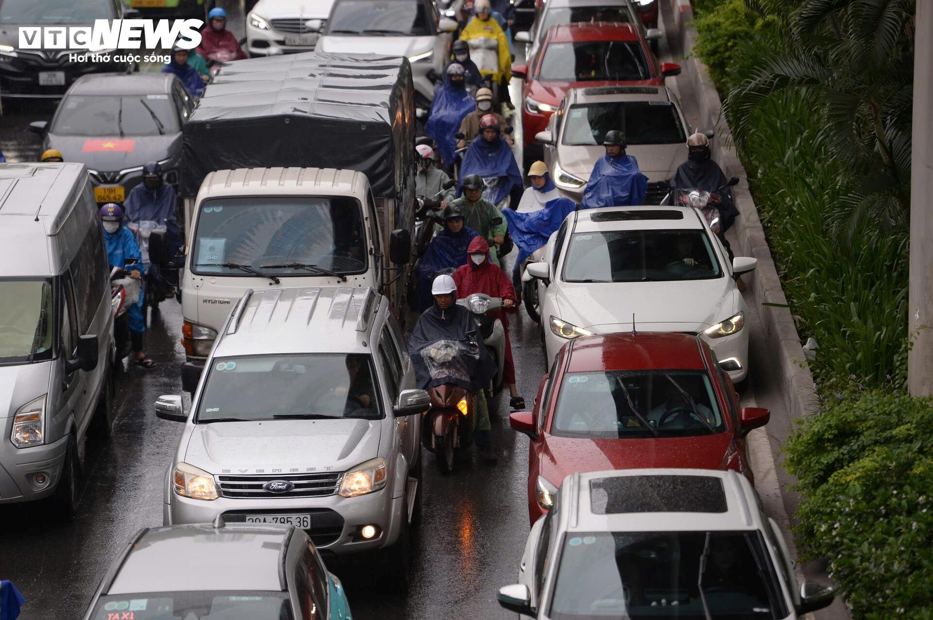 Đường phố Hà Nội kẹt cứng trong mưa bão Bualoi- Ảnh 3.