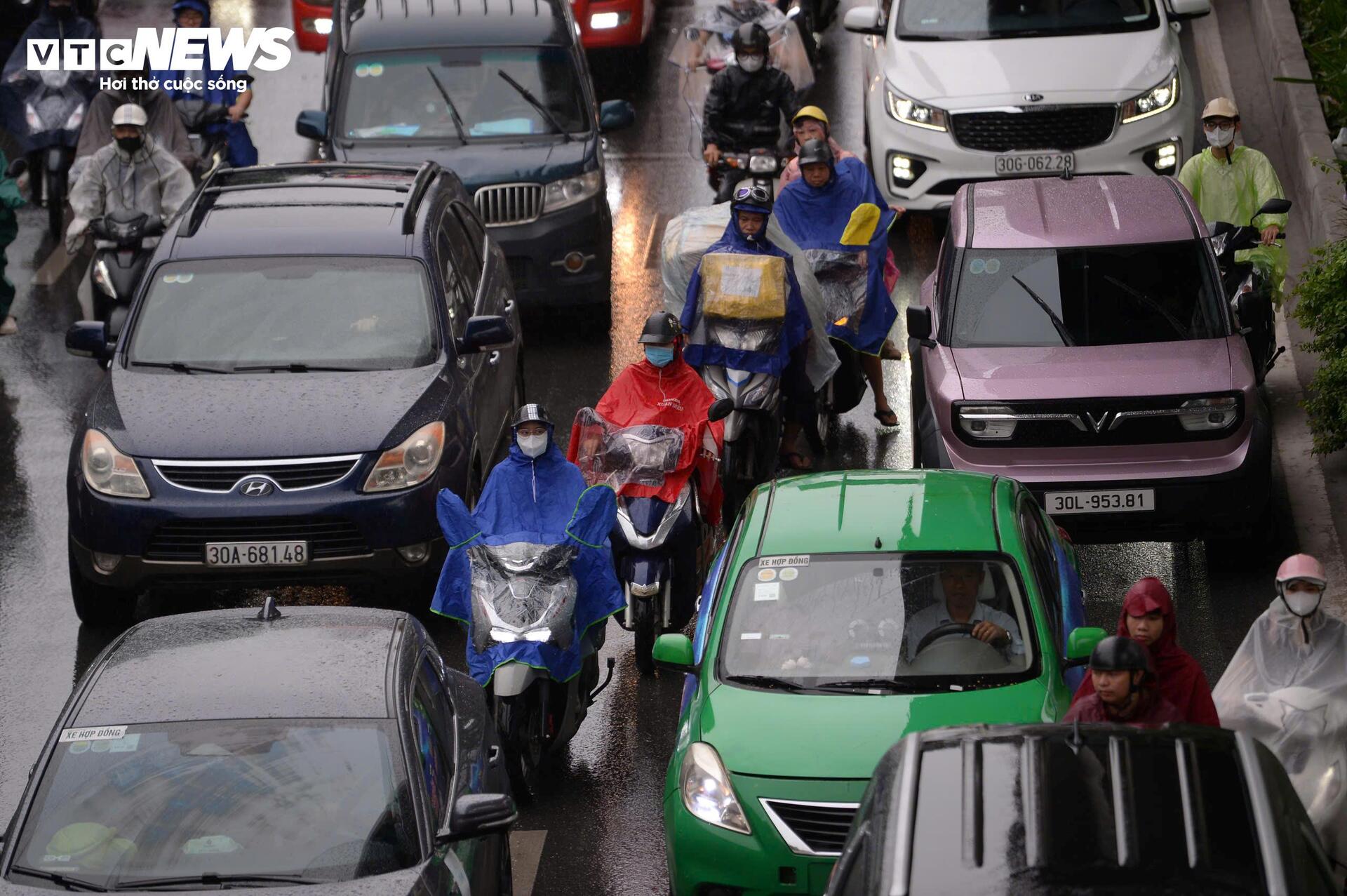 Đường phố Hà Nội kẹt cứng trong mưa bão Bualoi- Ảnh 4.