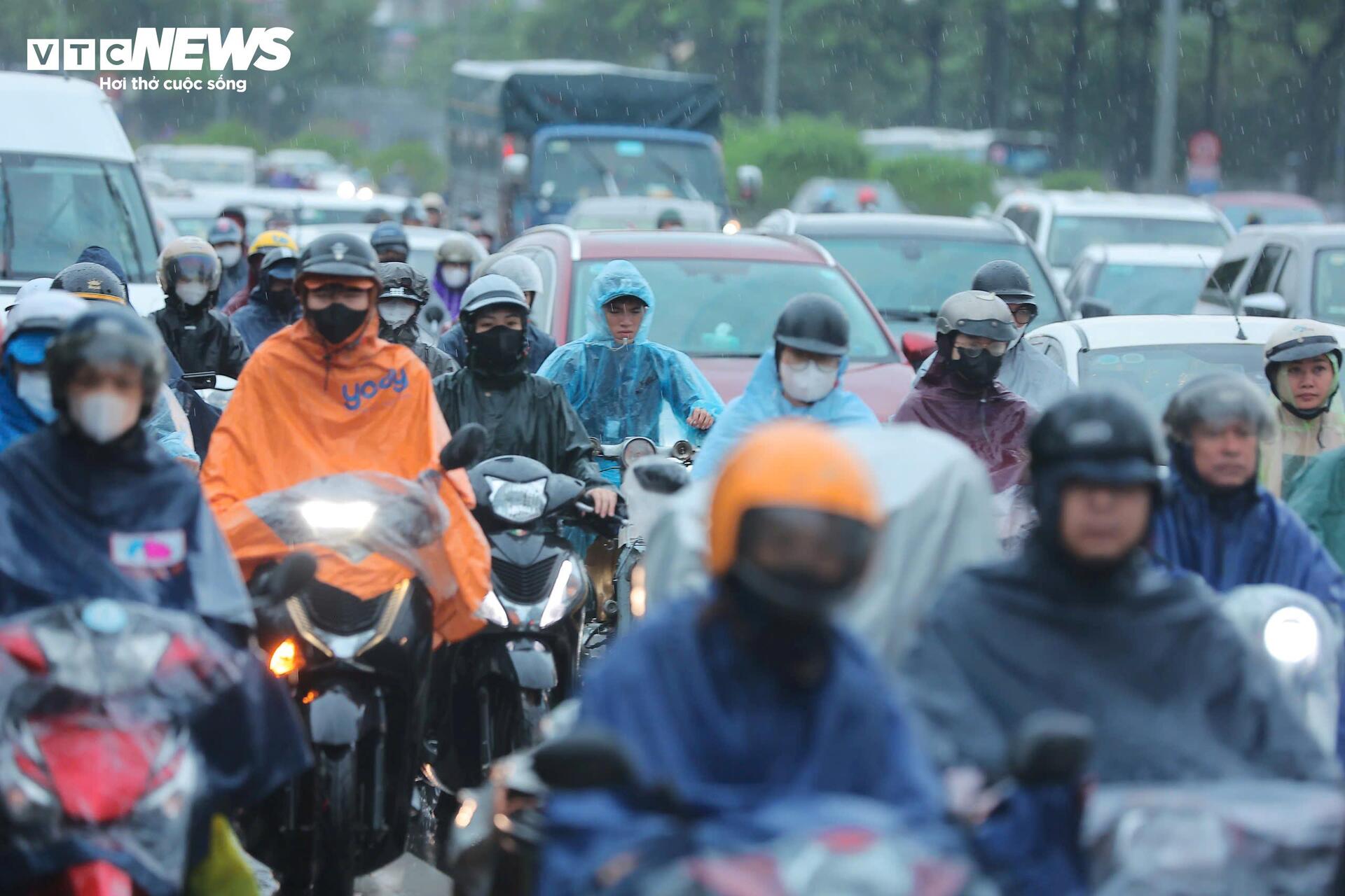 Đường phố Hà Nội kẹt cứng trong mưa bão Bualoi- Ảnh 11.