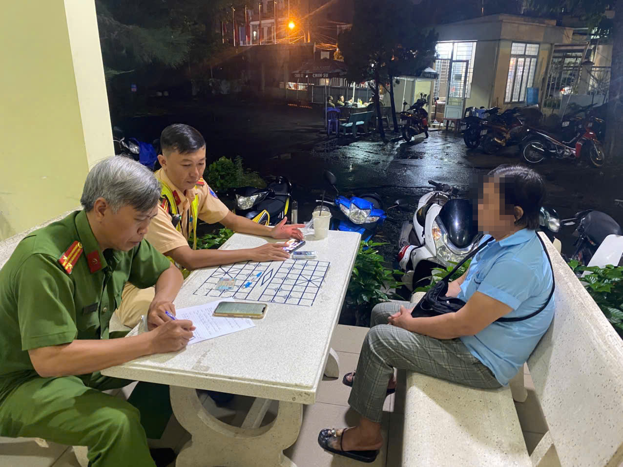 Mời làm việc vụ người phụ nữ rải “bột lạ” ở TP HCM- Ảnh 1.