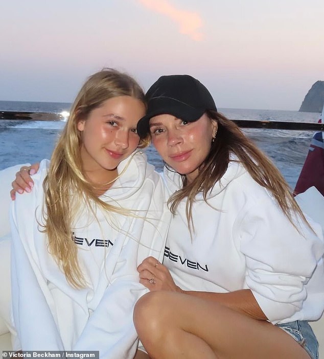 Mê mẩn ngắm tiểu thư Harper Beckham tuổi 14, làn da căng bóng, mặc tạp dề vào bếp cùng bố cũng xinh đẹp vô cùng!- Ảnh 1. Mê mẩn ngắm tiểu thư Harper Beckham tuổi 14, làn da căng bóng, mặc tạp dề vào bếp cùng bố cũng xinh đẹp vô cùng!- Ảnh 1.