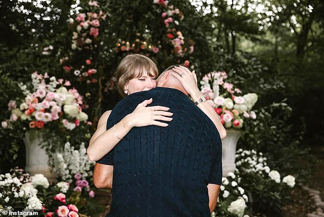 Travis Kelce lần đầu lên tiếng về màn cầu hôn Taylor Swift, fan toàn cầu bùng nổ vì tuyên bố siêu ngọt- Ảnh 3. Travis Kelce lần đầu lên tiếng về màn cầu hôn Taylor Swift, fan toàn cầu bùng nổ vì tuyên bố siêu ngọt- Ảnh 3.