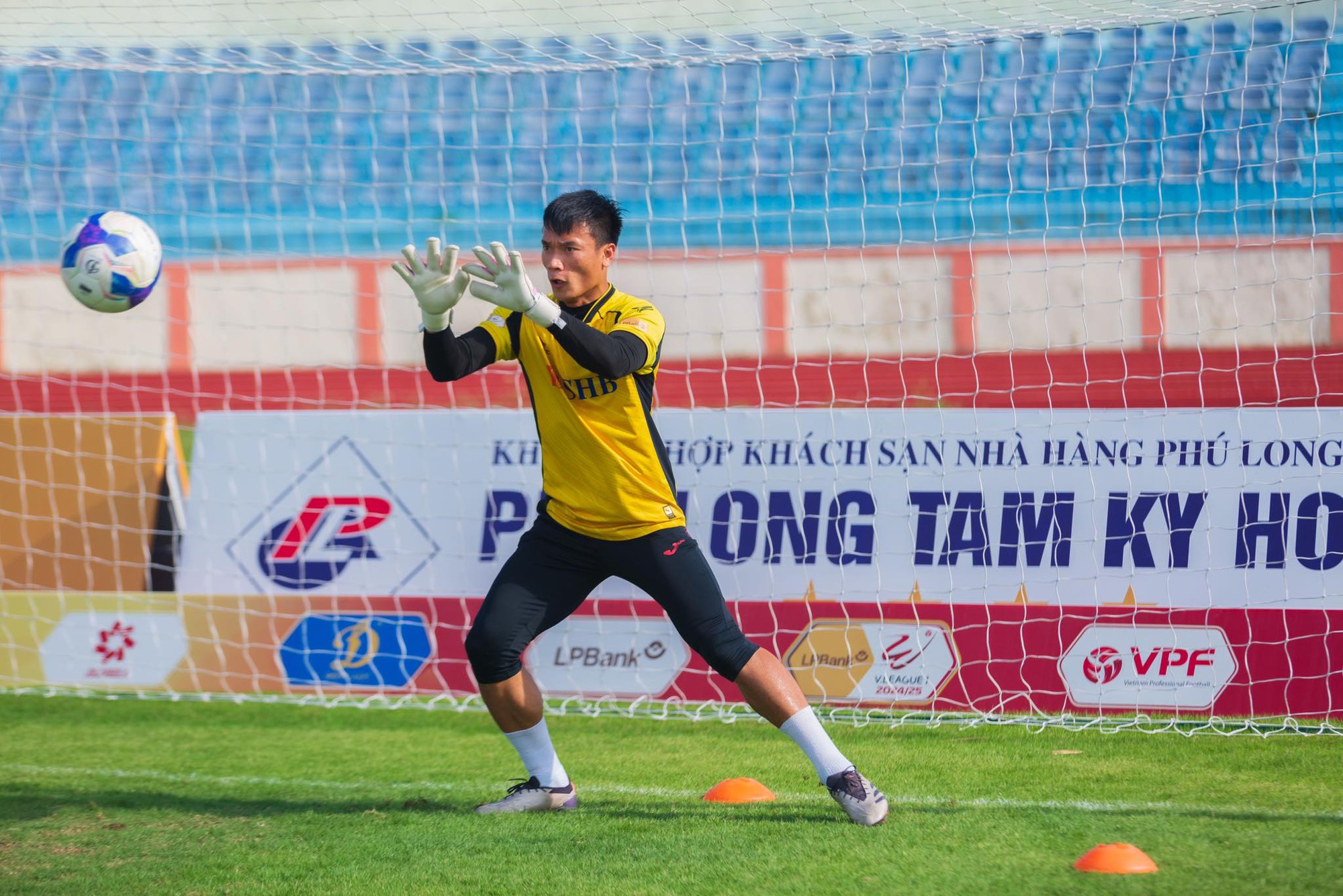 Không còn hình tượng "thủ môn quốc dân", Bùi Tiến Dũng cưới vợ mẫu tây xong thay đổi hoàn toàn - Ảnh 5. Không còn hình tượng "thủ môn quốc dân", Bùi Tiến Dũng cưới vợ mẫu tây xong thay đổi hoàn toàn - Ảnh 5.