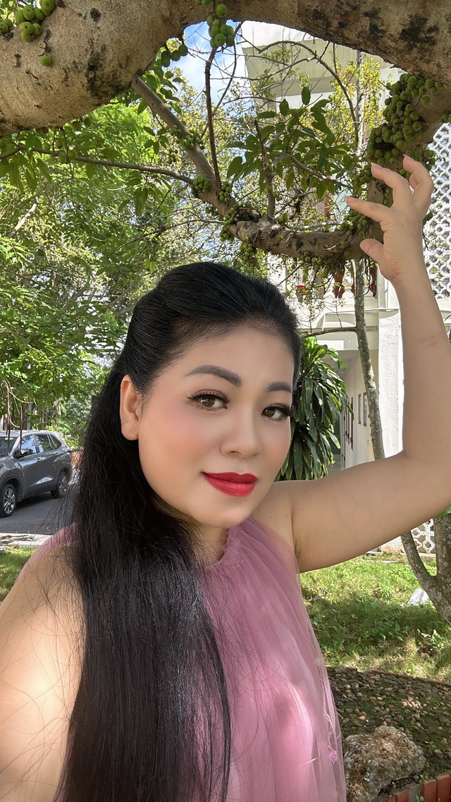 "Nữ hoàng nhạc đỏ" là mẹ đơn thân, một mình nuôi 4 con, U50 đẹp đằm thắm, không phụ thuộc đàn ông- Ảnh 2. "Nữ hoàng nhạc đỏ" là mẹ đơn thân, một mình nuôi 4 con, U50 đẹp đằm thắm, không phụ thuộc đàn ông- Ảnh 2.