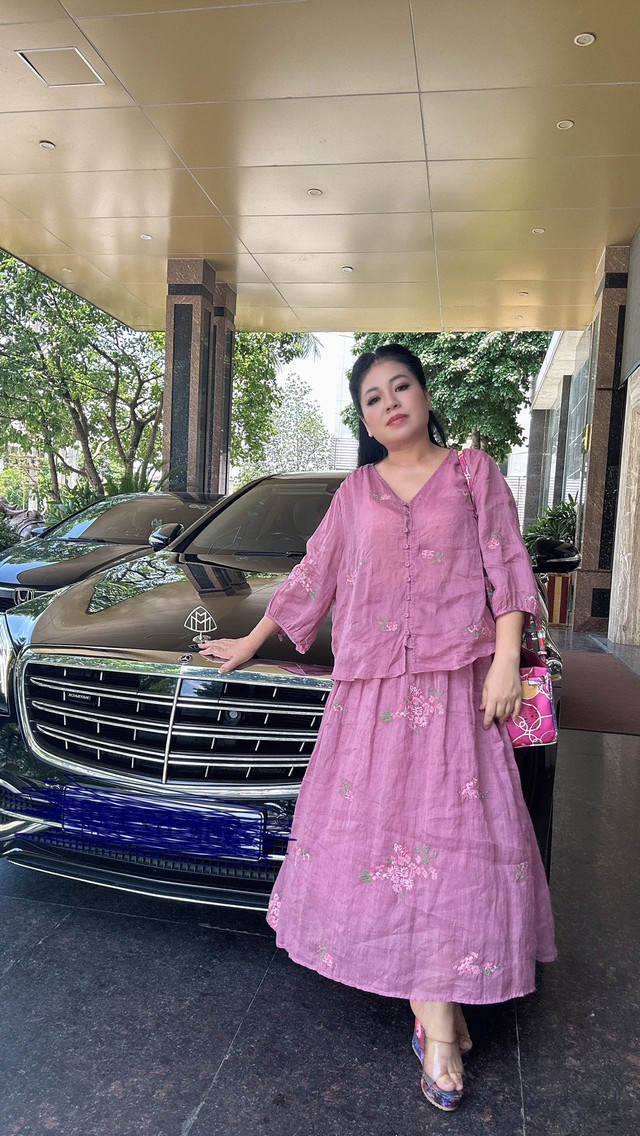 "Nữ hoàng nhạc đỏ" là mẹ đơn thân, một mình nuôi 4 con, U50 đẹp đằm thắm, không phụ thuộc đàn ông- Ảnh 3. "Nữ hoàng nhạc đỏ" là mẹ đơn thân, một mình nuôi 4 con, U50 đẹp đằm thắm, không phụ thuộc đàn ông- Ảnh 3.