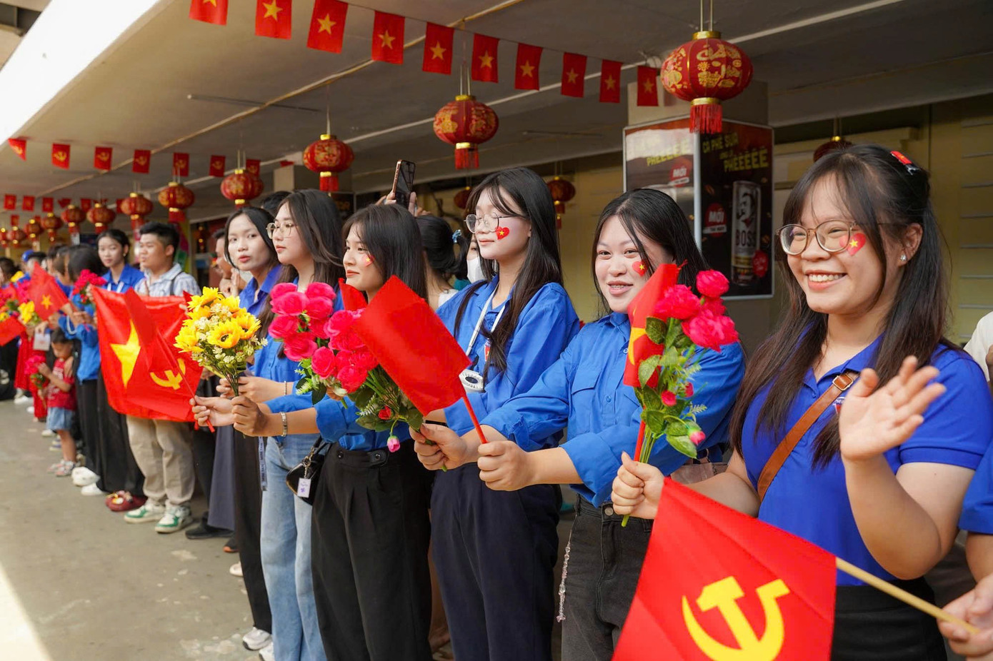 Lưu luyến giây phút tiễn đoàn diễu binh A80 rời ga Hà Nội đầy cảm xúc - Ảnh 21. Lưu luyến giây phút tiễn đoàn diễu binh A80 rời ga Hà Nội đầy cảm xúc - Ảnh 21.