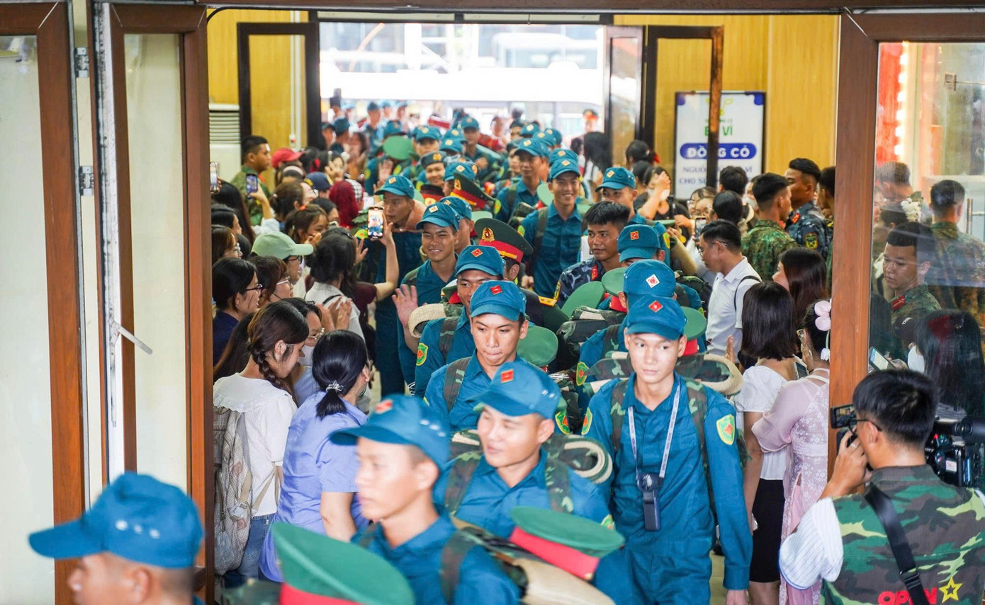 Lưu luyến giây phút tiễn đoàn diễu binh A80 rời ga Hà Nội đầy cảm xúc - Ảnh 2. Lưu luyến giây phút tiễn đoàn diễu binh A80 rời ga Hà Nội đầy cảm xúc - Ảnh 2.