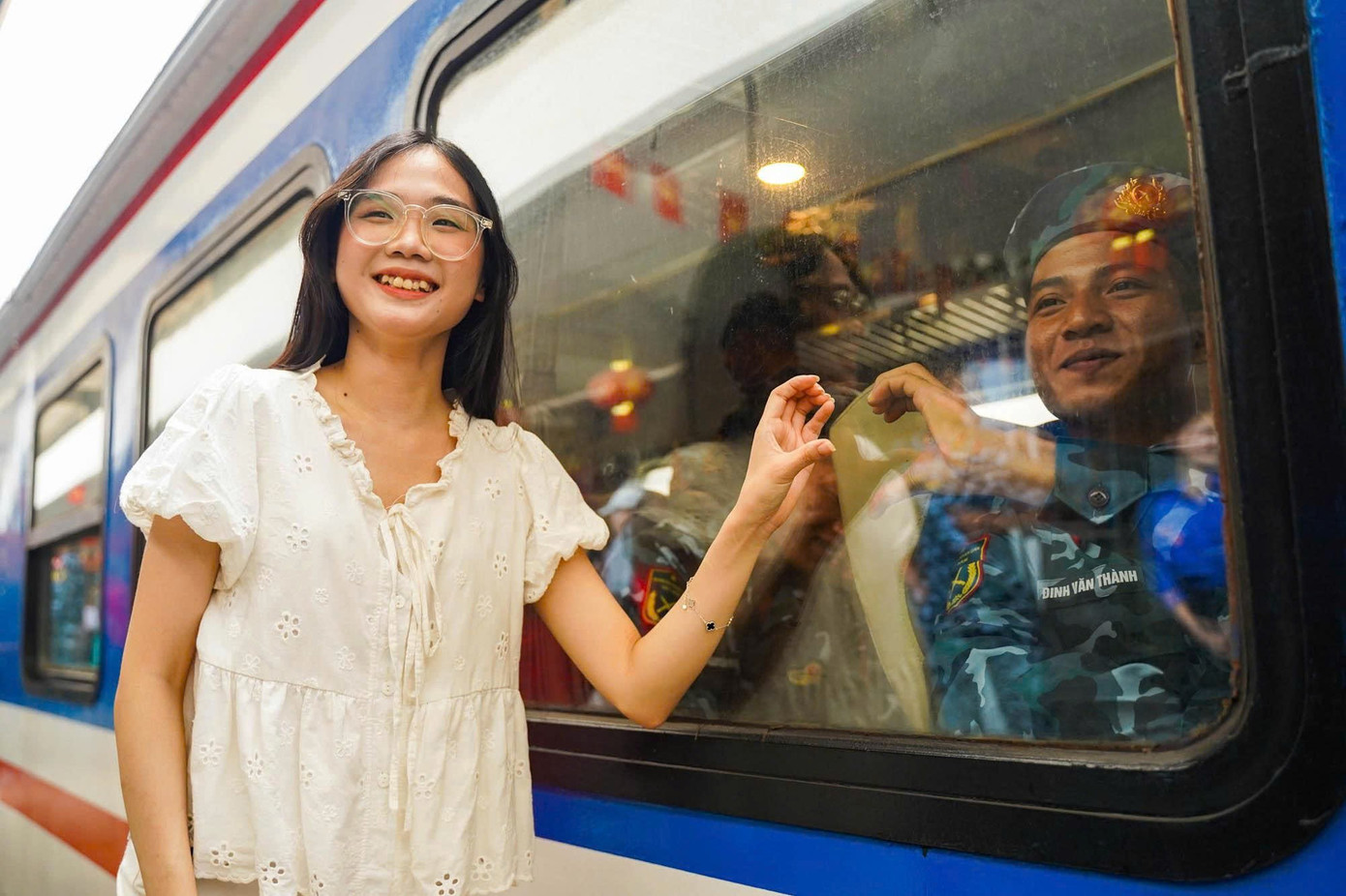 Lưu luyến giây phút tiễn đoàn diễu binh A80 rời ga Hà Nội đầy cảm xúc - Ảnh 13. Lưu luyến giây phút tiễn đoàn diễu binh A80 rời ga Hà Nội đầy cảm xúc - Ảnh 13.