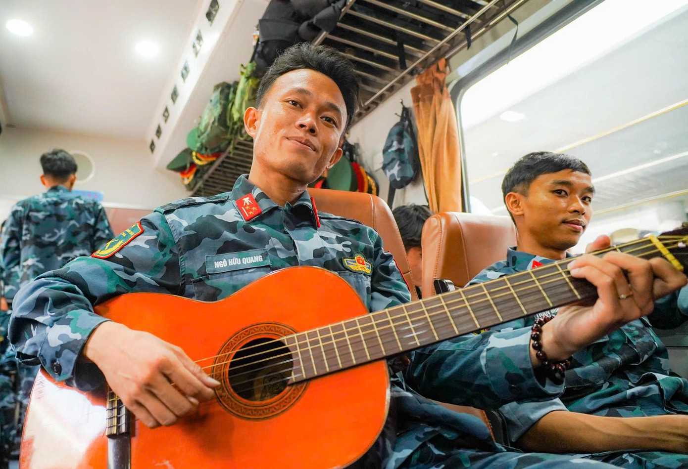 Lưu luyến giây phút tiễn đoàn diễu binh A80 rời ga Hà Nội đầy cảm xúc - Ảnh 8. Lưu luyến giây phút tiễn đoàn diễu binh A80 rời ga Hà Nội đầy cảm xúc - Ảnh 8.