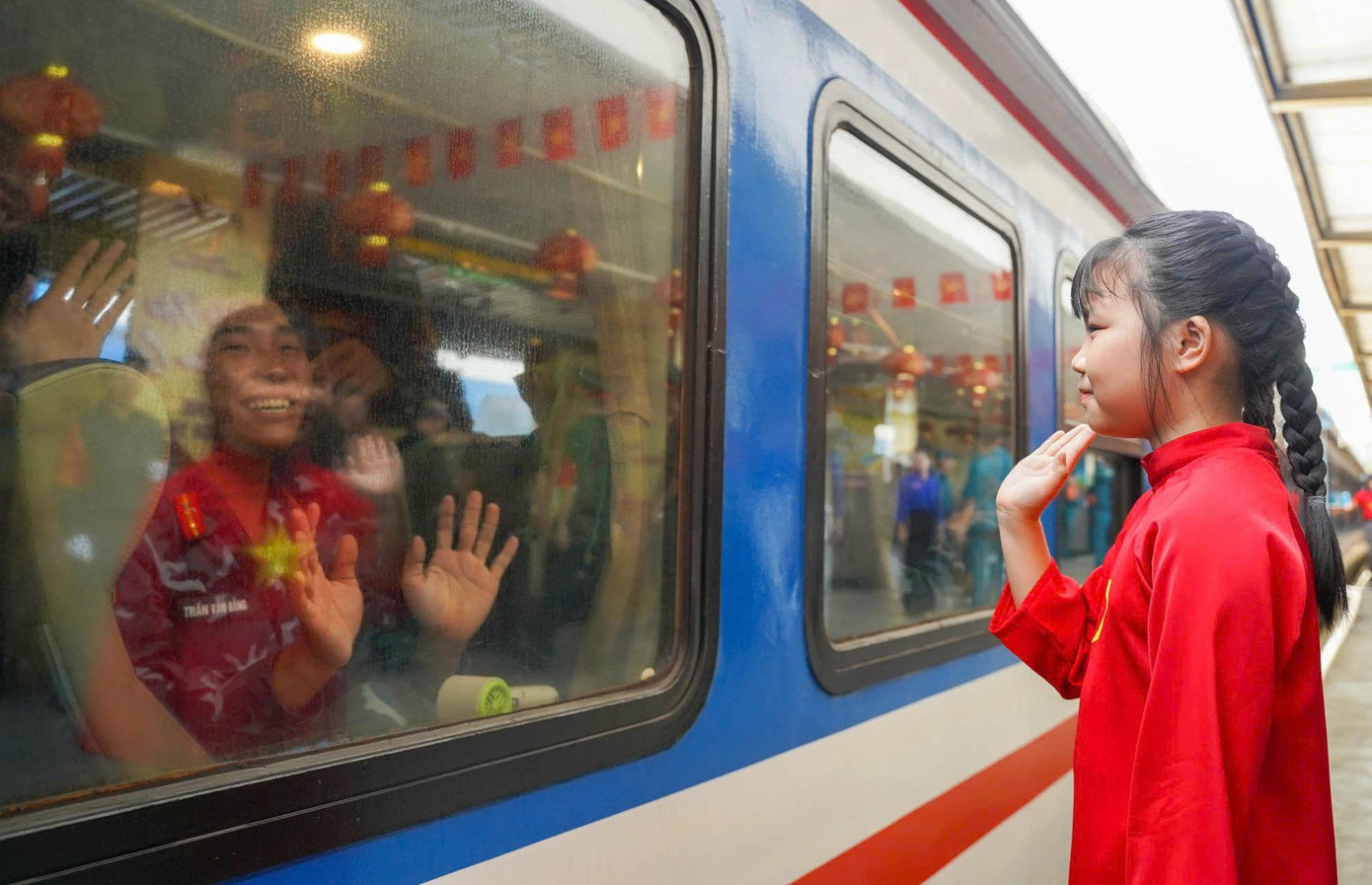 Lưu luyến giây phút tiễn đoàn diễu binh A80 rời ga Hà Nội đầy cảm xúc - Ảnh 19. Lưu luyến giây phút tiễn đoàn diễu binh A80 rời ga Hà Nội đầy cảm xúc - Ảnh 19.