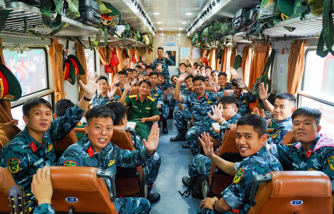 Lưu luyến giây phút tiễn đoàn diễu binh A80 rời ga Hà Nội đầy cảm xúc - Ảnh 9. Lưu luyến giây phút tiễn đoàn diễu binh A80 rời ga Hà Nội đầy cảm xúc - Ảnh 9.