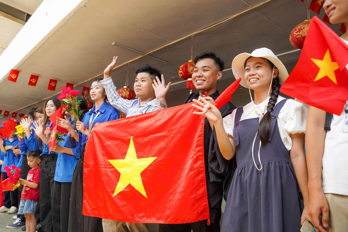 Lưu luyến giây phút tiễn đoàn diễu binh A80 rời ga Hà Nội đầy cảm xúc - Ảnh 20. Lưu luyến giây phút tiễn đoàn diễu binh A80 rời ga Hà Nội đầy cảm xúc - Ảnh 20.