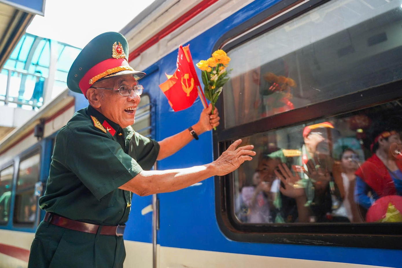 Lưu luyến giây phút tiễn đoàn diễu binh A80 rời ga Hà Nội đầy cảm xúc - Ảnh 14. Lưu luyến giây phút tiễn đoàn diễu binh A80 rời ga Hà Nội đầy cảm xúc - Ảnh 14.