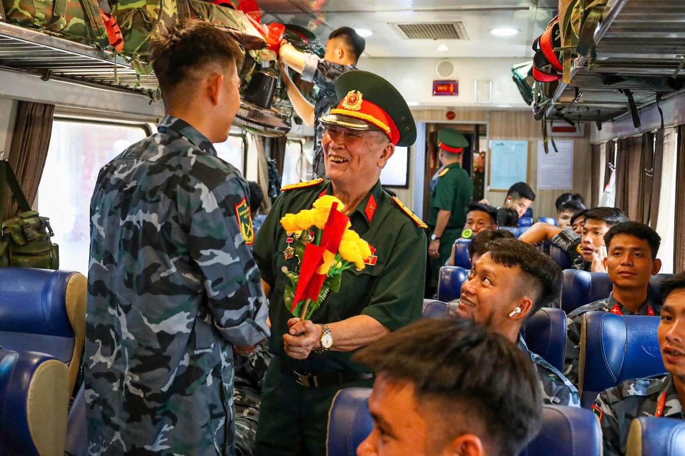 Lưu luyến giây phút tiễn đoàn diễu binh A80 rời ga Hà Nội đầy cảm xúc - Ảnh 6. Lưu luyến giây phút tiễn đoàn diễu binh A80 rời ga Hà Nội đầy cảm xúc - Ảnh 6.