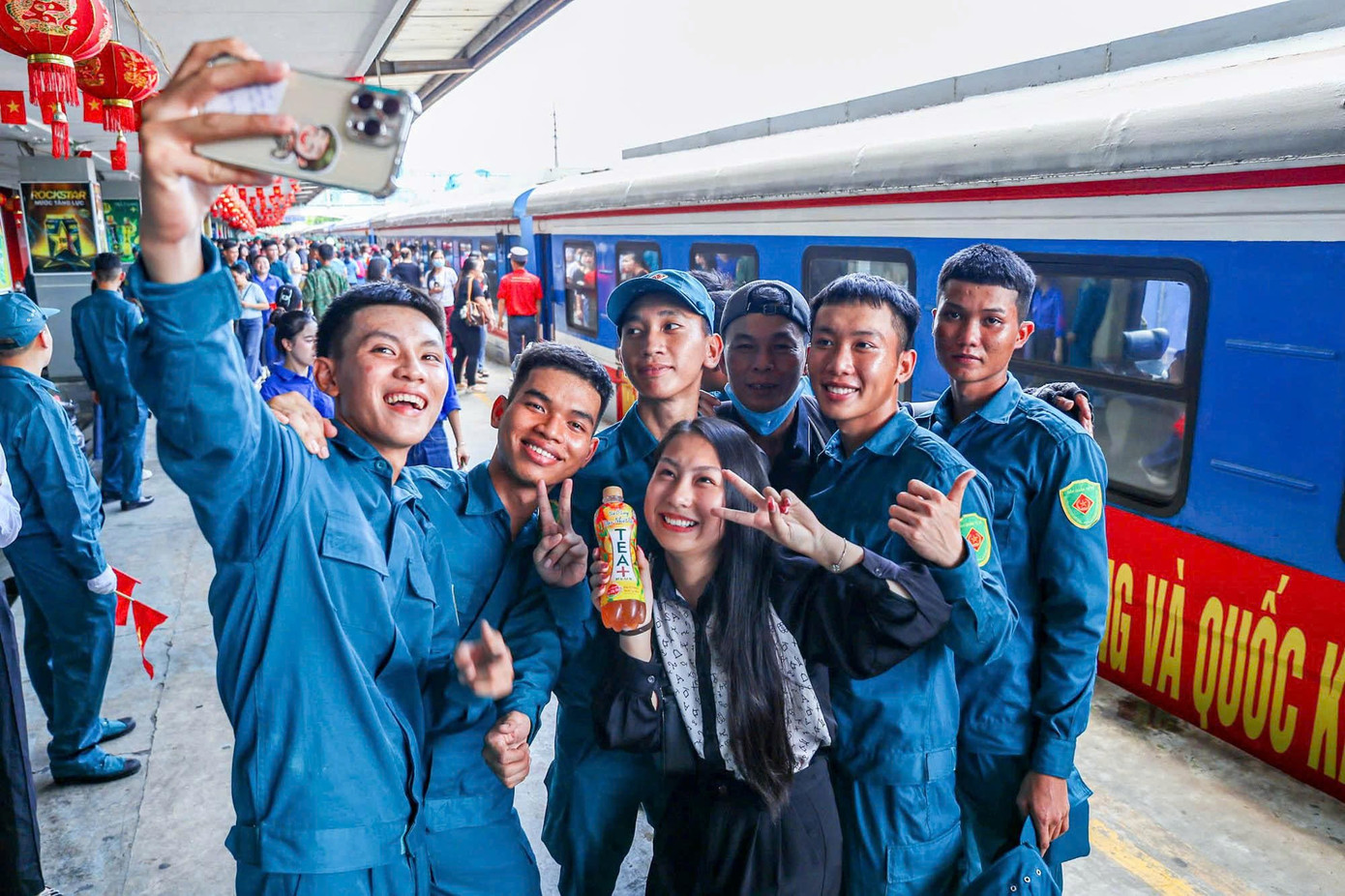 Lưu luyến giây phút tiễn đoàn diễu binh A80 rời ga Hà Nội đầy cảm xúc - Ảnh 11. Lưu luyến giây phút tiễn đoàn diễu binh A80 rời ga Hà Nội đầy cảm xúc - Ảnh 11.