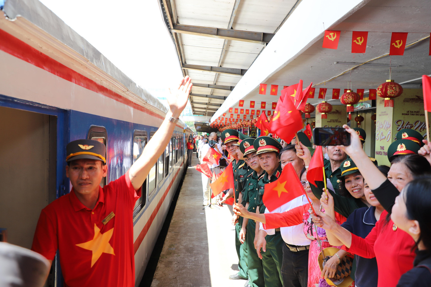 Lưu luyến giây phút tiễn đoàn diễu binh A80 rời ga Hà Nội đầy cảm xúc - Ảnh 18. Lưu luyến giây phút tiễn đoàn diễu binh A80 rời ga Hà Nội đầy cảm xúc - Ảnh 18.