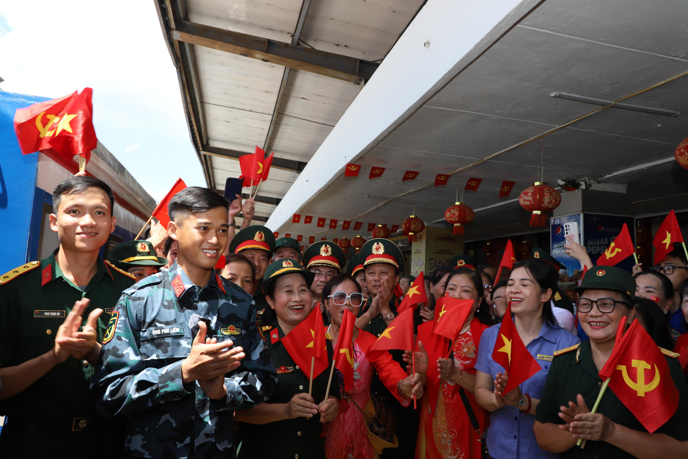 Lưu luyến giây phút tiễn đoàn diễu binh A80 rời ga Hà Nội đầy cảm xúc - Ảnh 7. Lưu luyến giây phút tiễn đoàn diễu binh A80 rời ga Hà Nội đầy cảm xúc - Ảnh 7.